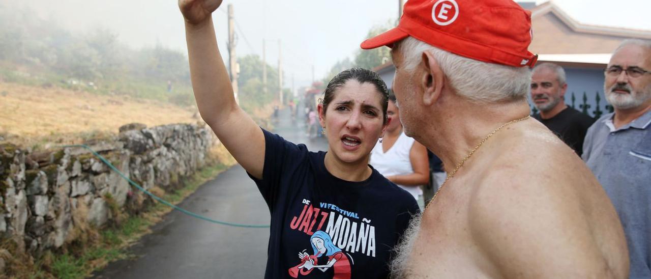 La alcaldesa con un vecino en las labores de extinción del incendio.|