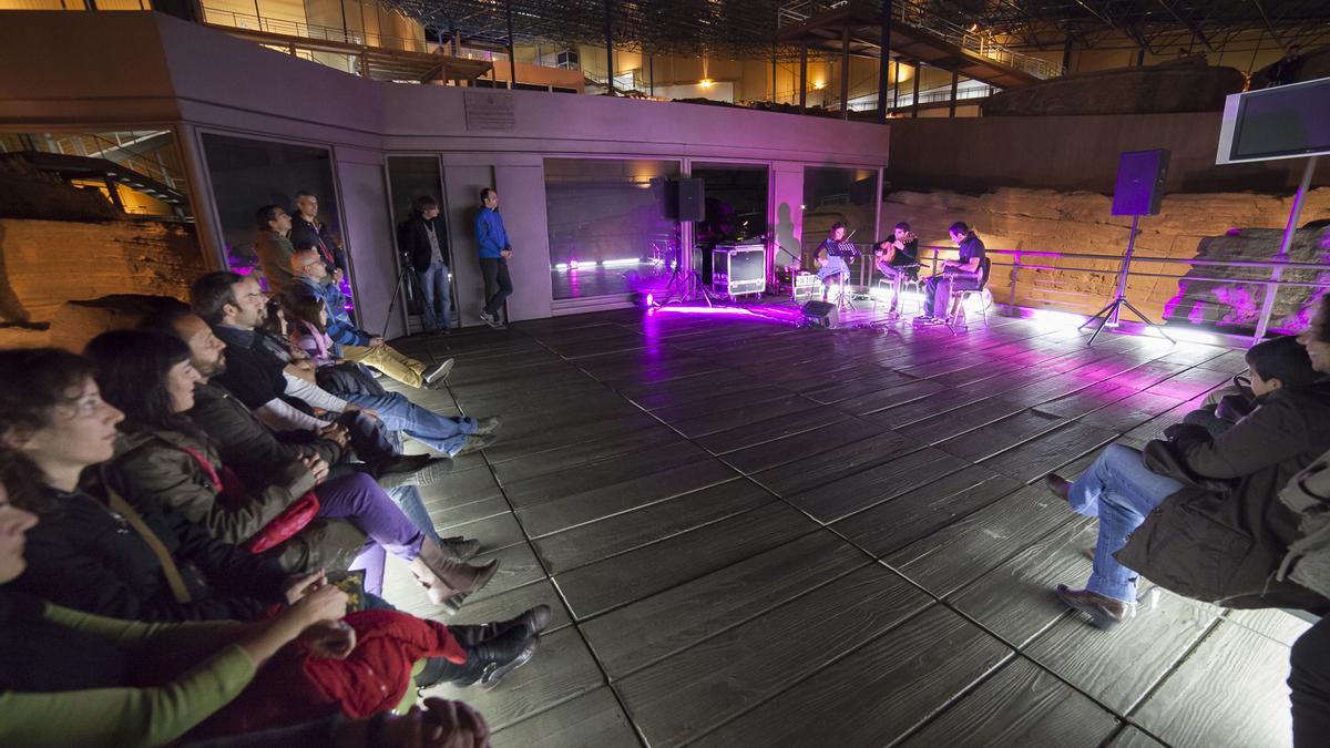 El trío Caravansar en uno de sus conciertos en Cueva Pintada