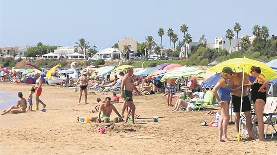 Alcossebre reduce las quejas por la reserva de sombrillas en la playa