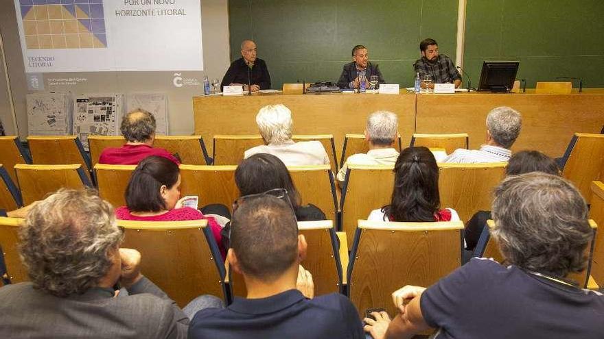 El alcalde, con el director de la Escuela y el concejal de Rexeneración Urbana, ayer, en el campus.