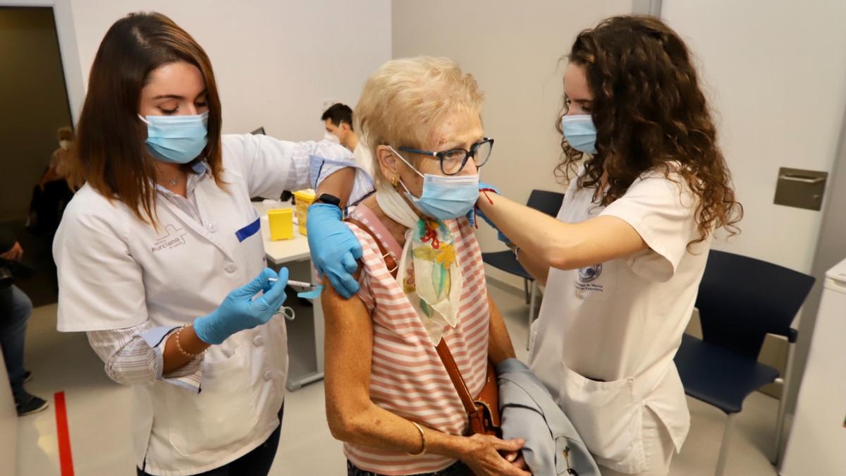 Vacunación contra la gripe en el centro de salud Floridablanca