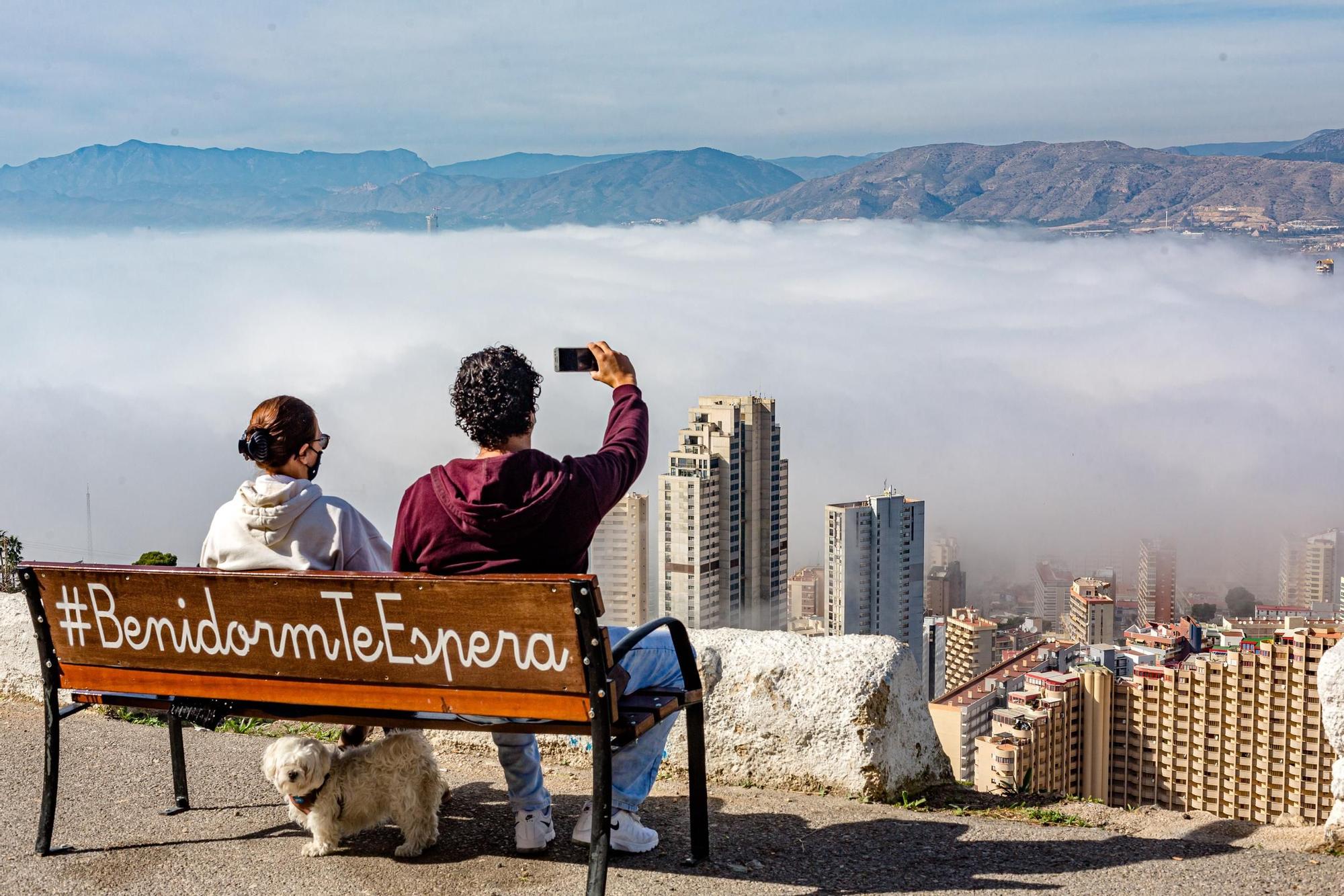 La niebla devora los rascacielos de Benidorm