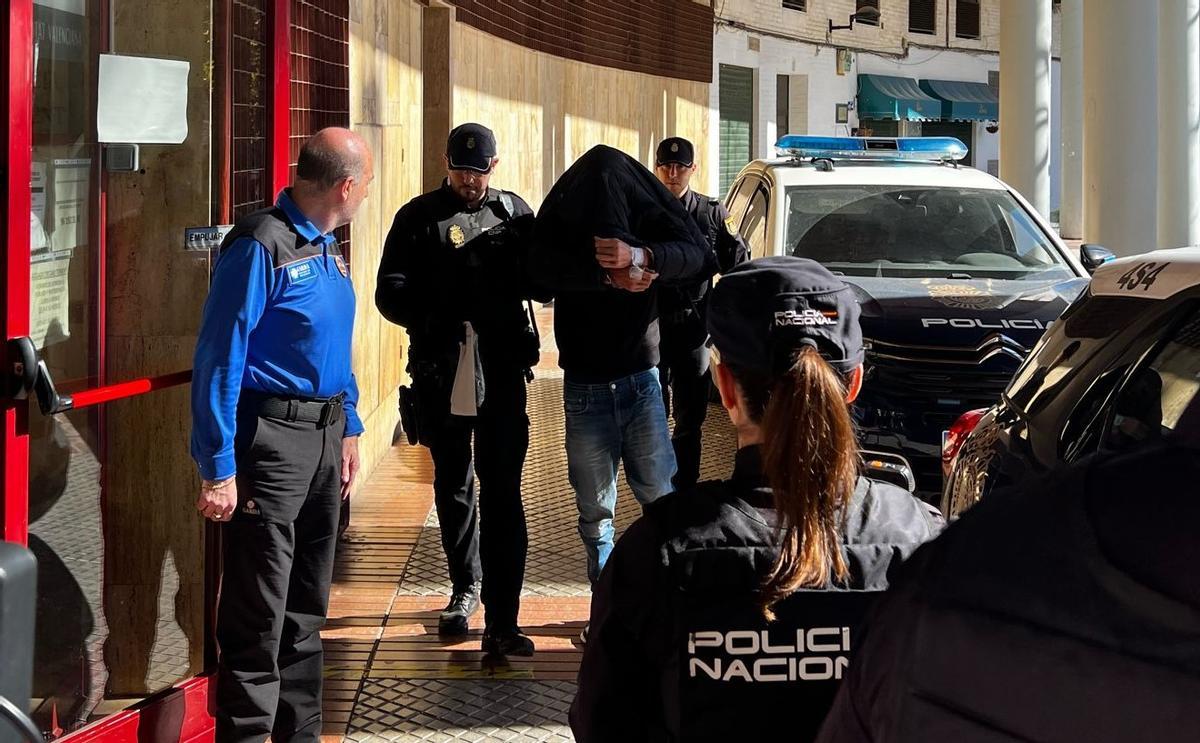 El otro arrestado por la tentativa de homicidio oculta su rostro al entrar en los juzgados.