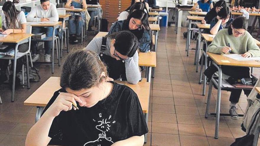 Un grupo de estudiantes de Secundaria durante un examen.