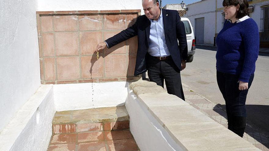 Manuel Barón, alcalde de Antequera, probando la fuente.