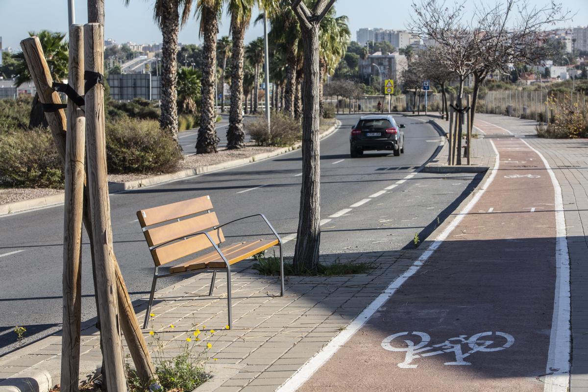 Detalle de uno de la treintena de bancos colocados en un tramo de la vía que conecta la avenida de Dénia con el barranco del Juncaret