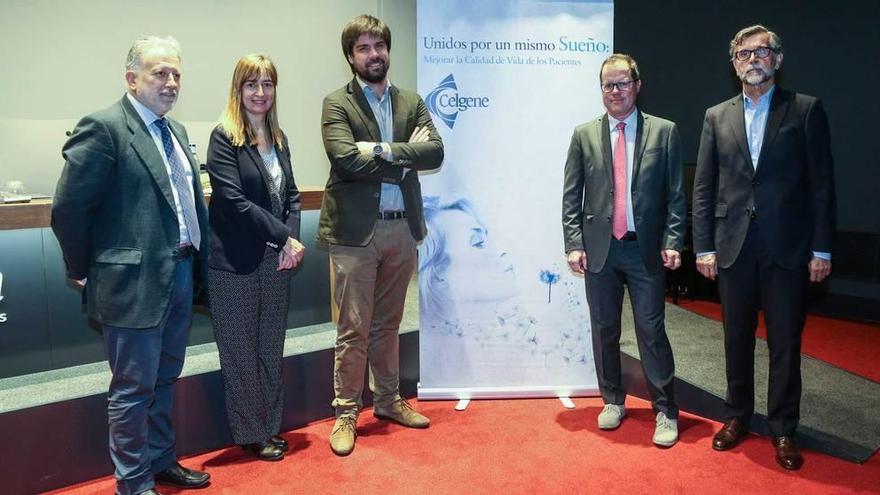 De izquierda a derecha, Enrique González, Esther González, Pablo Coto, Pablo Álvarez (redactor de sanidad de LA NUEVA ESPAÑA y moderador del coloquio) y Juan José F. Polledo, en el Club Prensa Asturiana de LA NUEVA ESPAÑA, momentos antes del inicio del foro.