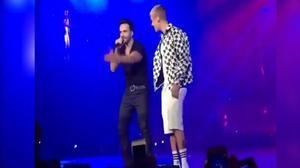 La bogeria es va desfermar quan Luis Fonsi va aparèixer per sorpresa sobre l’escenari al costat de Justin Bieber.