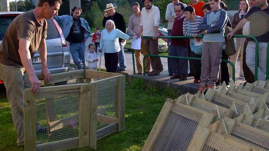 Una persona enseña a montar los composteros caseros. // G. Santos