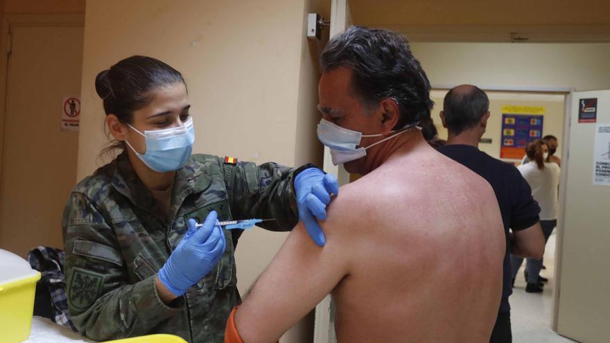 El Ejército comienza a vacunar en el hospital Doctor Peset de València