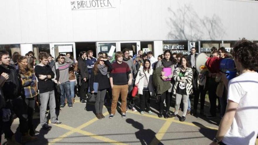 Los estudiantes concentrados ayer a las puertas de la biblioteca de la Escuela Politécnica.