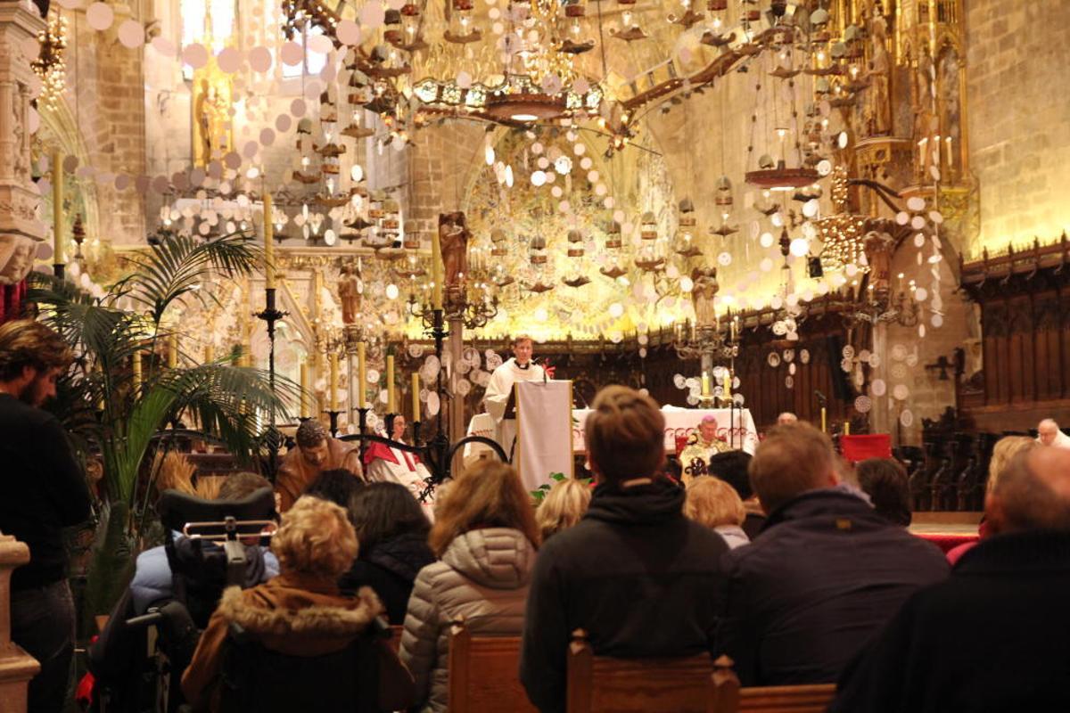 Mehrere tausend Personen kamen an Heiligabend wieder zu den beiden Ausgaben der deutschsprachigen ökumenischen Christvesper in der Kathedrale von Palma de Mallorca, die inzwischen seit 1971 auf Mallorca stattfinden. Die Predigt hielt Pfarrer Andreas Falow.