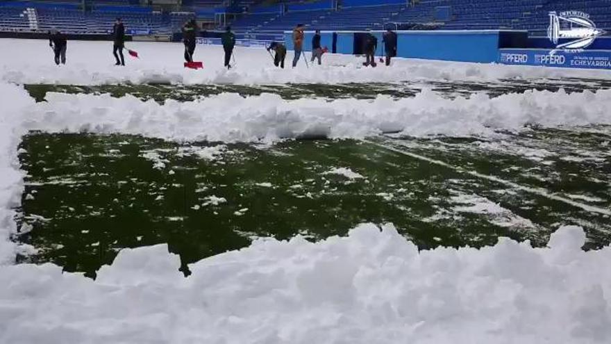 El Alavés quita la nieve de Mendizorroza para recibir al Levante