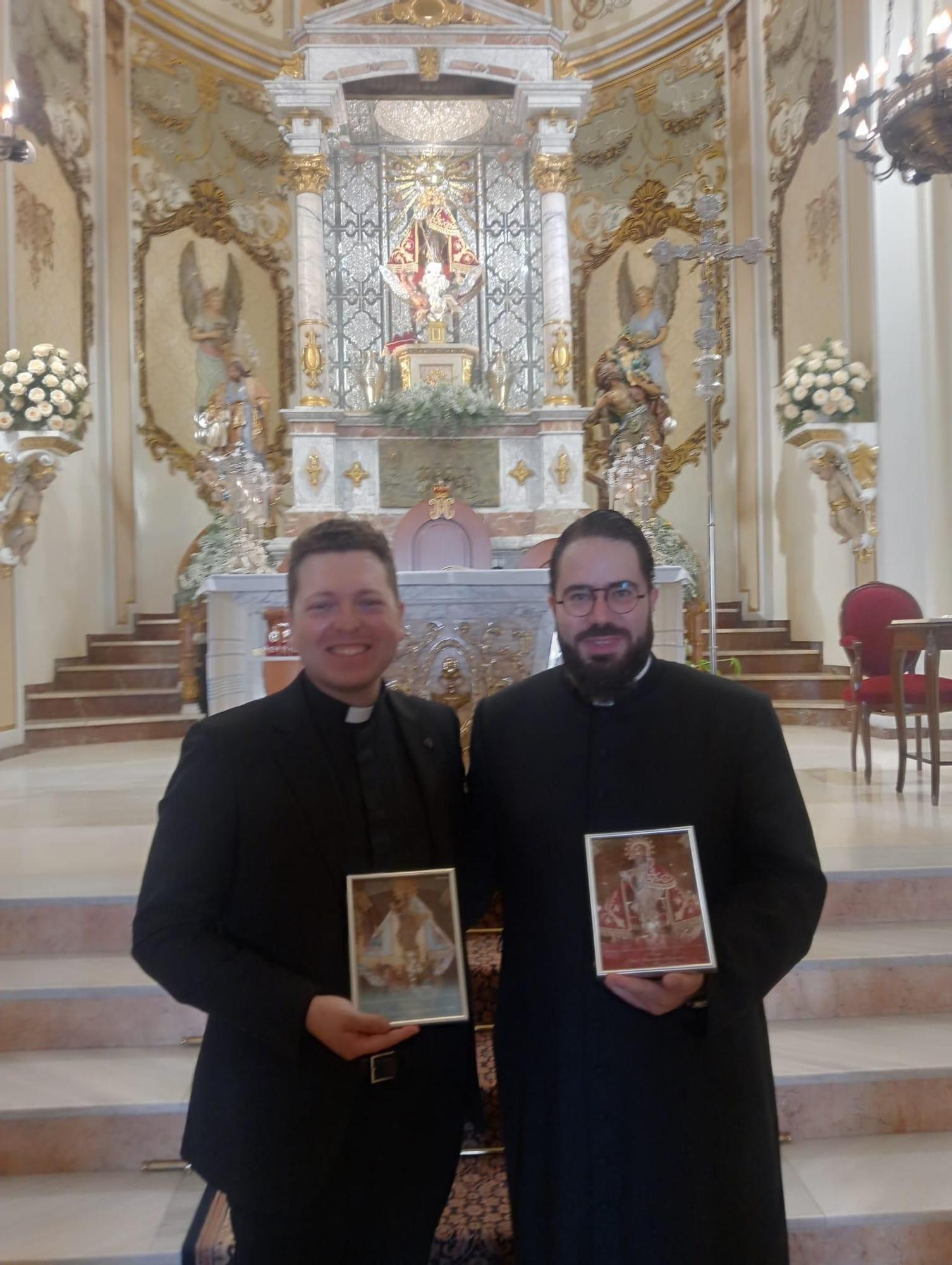 Salvador Ferrandis y Raúl Montalvá, en su visita a la patrona de Alzira en el santuario.