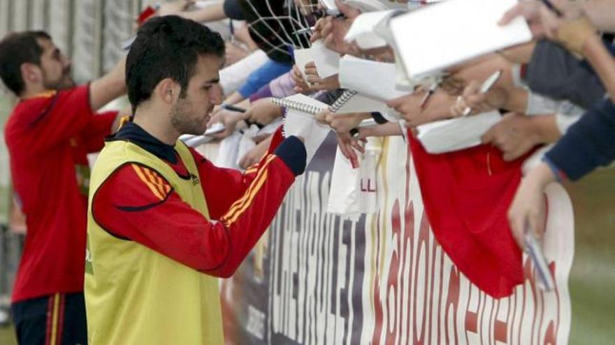 Cesc y Casillas firmaron autógrafos a los aficionados.