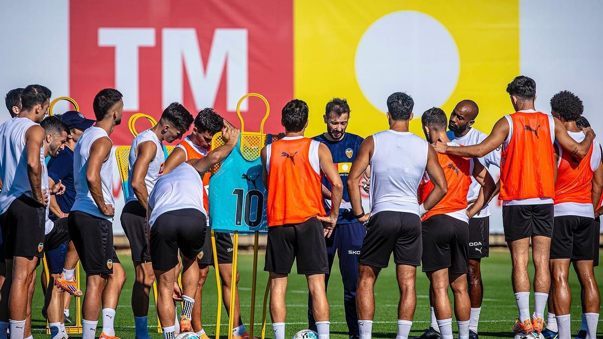 Corberán da instrucciones al equipo en la sesión de este viernes en Paterna