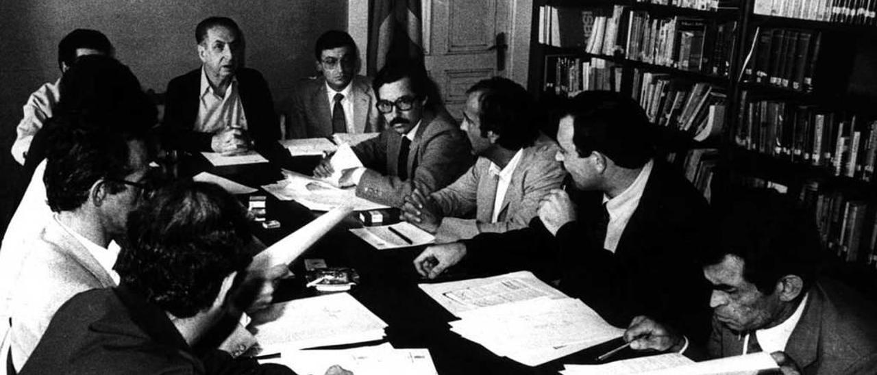 Reunión de un Consejo de Gobierno presidido por Rafael Fernández. Bernardo Fernández es el cuarto por la derecha.