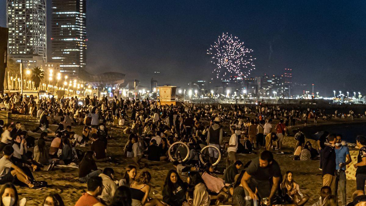 Ambiente en la verbena de Sant Joan en la playa de la Barceloneta, en 2021, con la mitad de la afluencia habitual a causa de la pandemia.