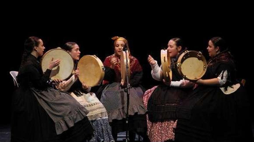 Una actuación de integrantes de Peis D&#039;Hos en Cangas. // S. Á.