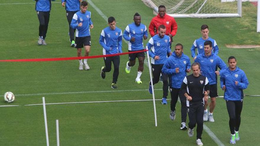 Caras serias en el entrenamiento vespertino del miércoles en el Estadio de Atletismo.