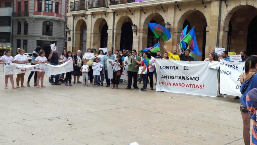 Una manifestación en Oviedo protesta contra del ministro italiano Salvini por su discriminación de los gitanos