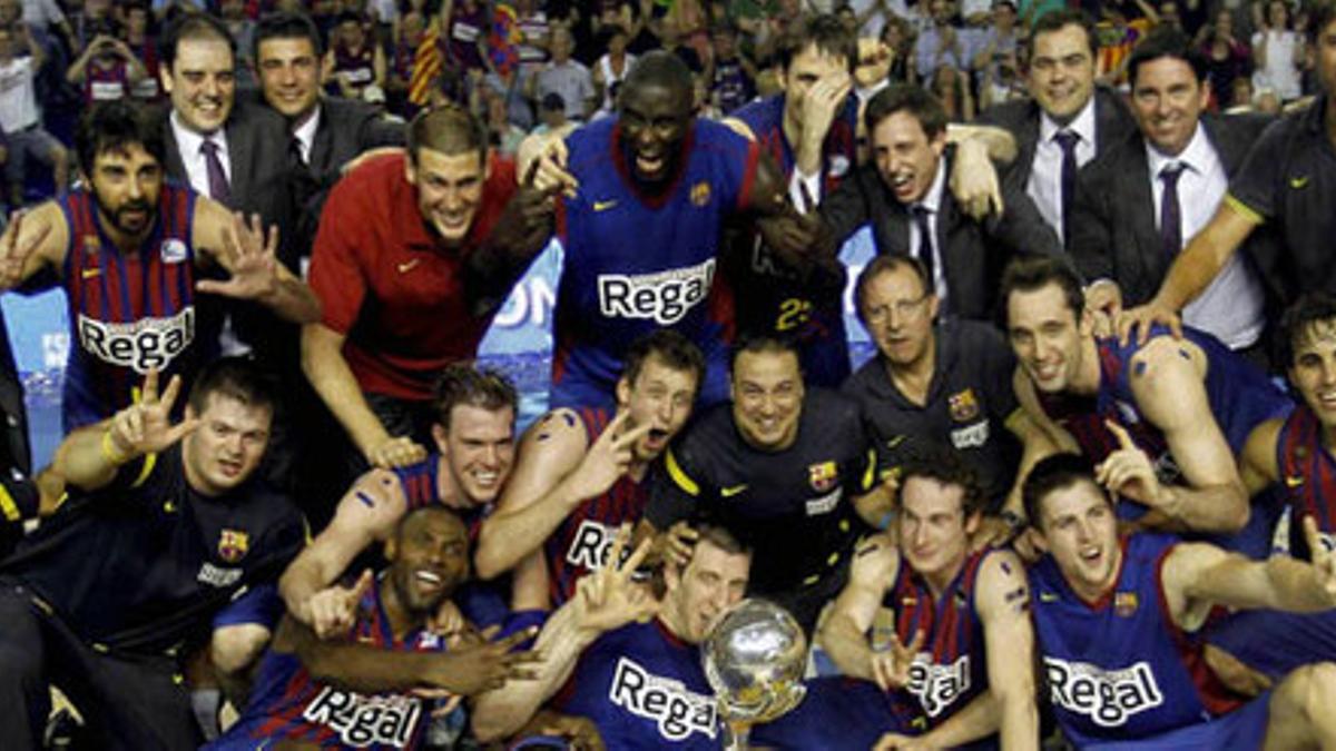Los jugadores del Barça Regal, celebrando el título de la Liga Endesa en el Palau Blaugrana