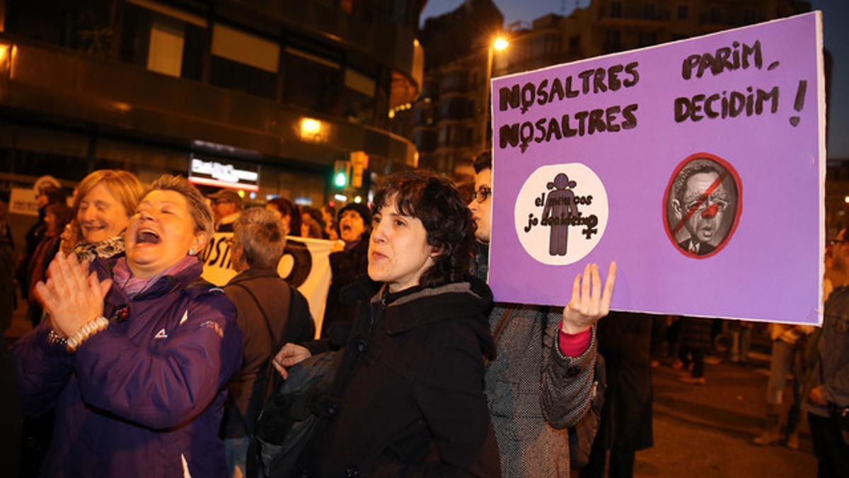 'Nosaltres parim, nosaltres decidim'; una de las pancartas contra la reforma de la ley del aborto, este sábado en Barcelona.