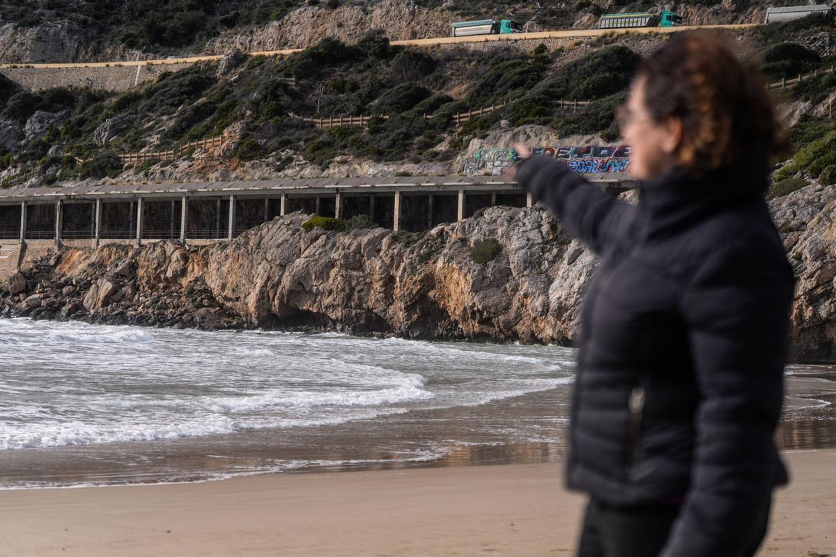 Sitges. 29/01/2026 Política. Retrato de Aurora Carbonell i Abella, alcaldesa de Sitges, en el marco de una entrevista sobre el servicio de Rodalies, fotografiada en la cala Ginesta, frente al túnel de las vías del tren que discurren junto al mar. Foto: Zowy Voeten / El Periódico