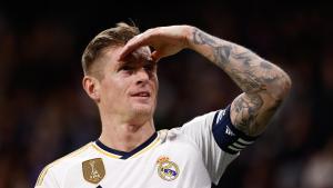 Toni Kroos mira a la grada buscando a su familia en un partido del Real Madrid