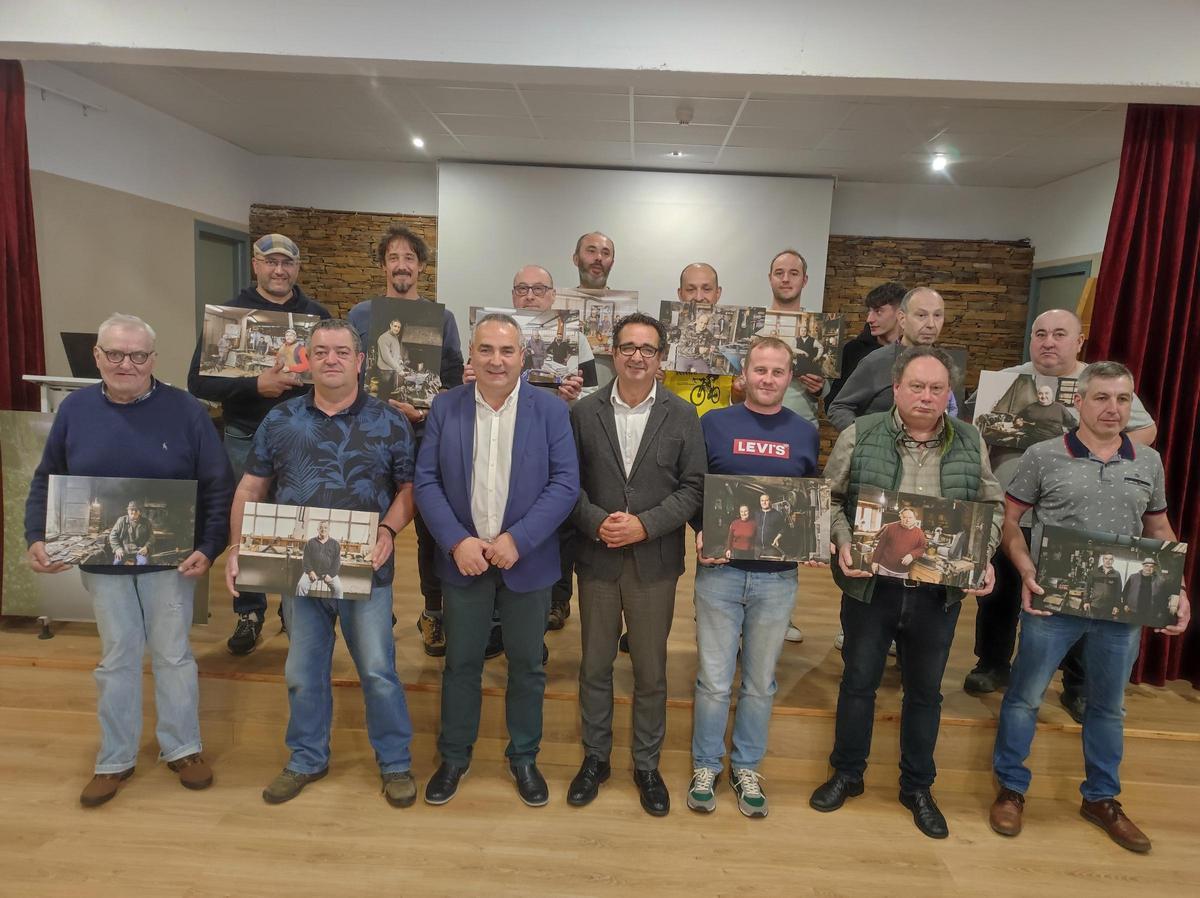 Foto de familia de los asistentes a la presentación.
