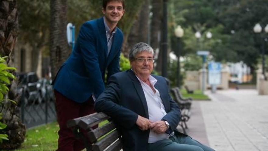 Vicente Buades Navarro, sentado, con su hijo Vicente Buades Carreño, en un banco de la avenida Dr. Gadea.