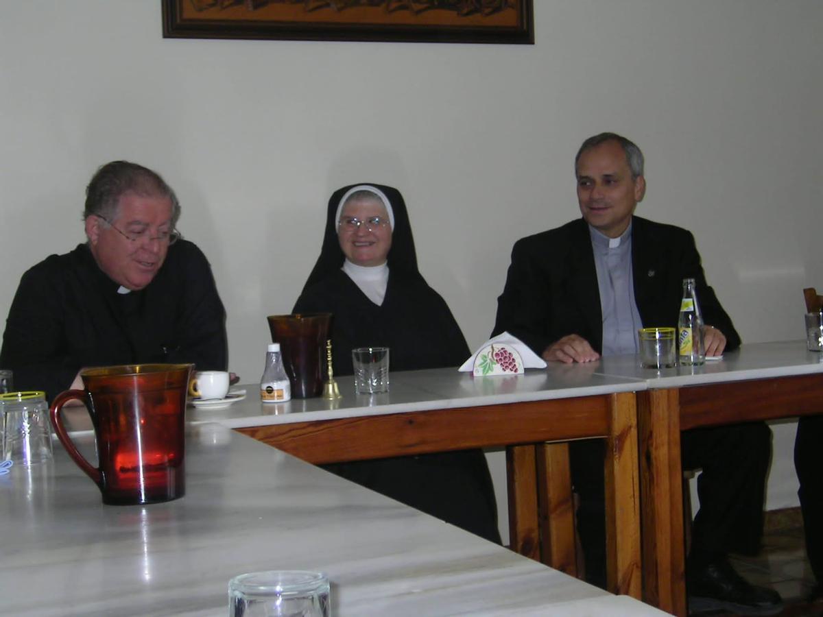 Imagen del hoy Papa (d) en una visita en el año 2027 a Sant Mateu.