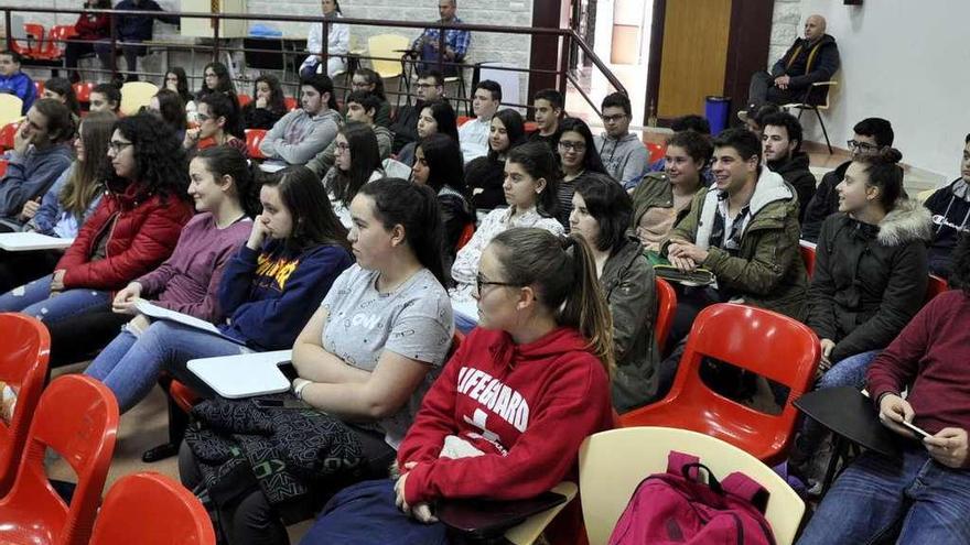 Alumnos asistentes a la ponencia del Rector.