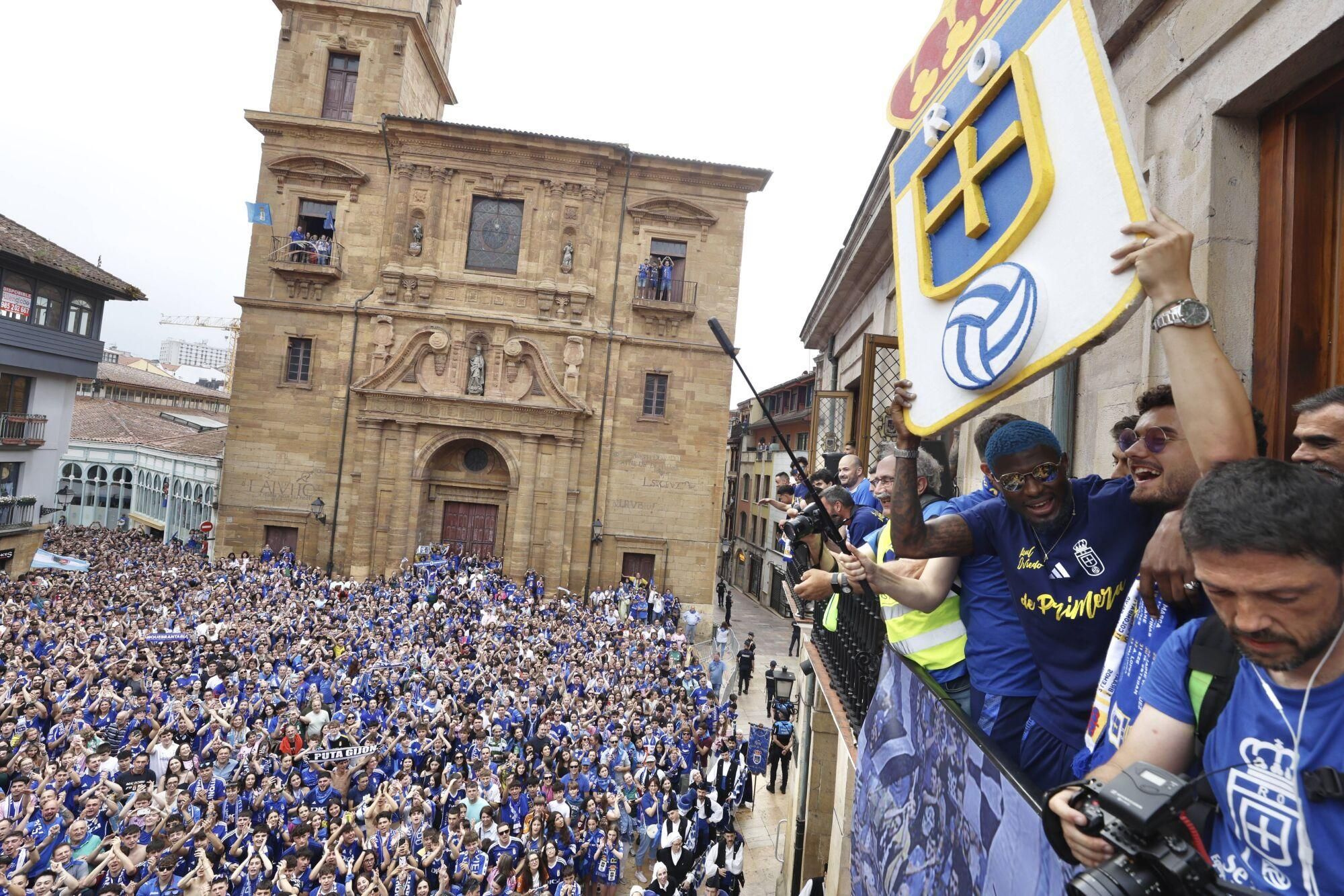 Locura azul en las calles de Oviedo para celebrar el ascenso del equipo a Primera División