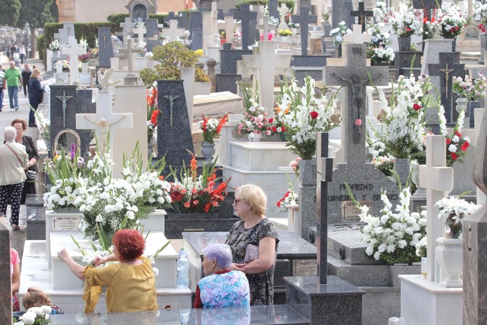 Los Remedios se llena de homenajes a los difuntos