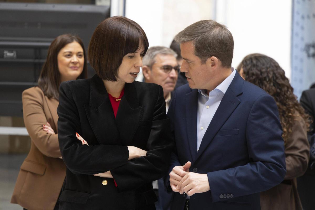 La ministra Diana Morant con el alcalde de Xàtiva, Roger Cerdà, en la jornada de salud pública.