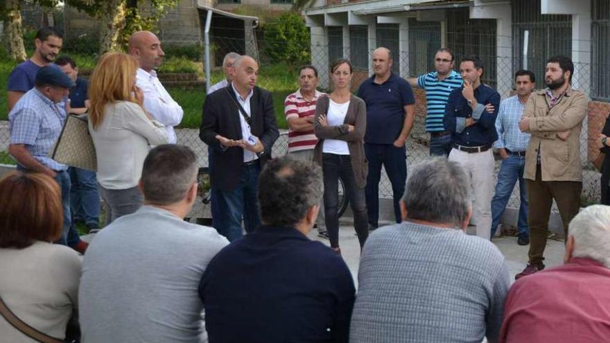 Concejales de Ciudadanos, PP y PSOE intervinieron en la cita de Os Campos. // G. Santos