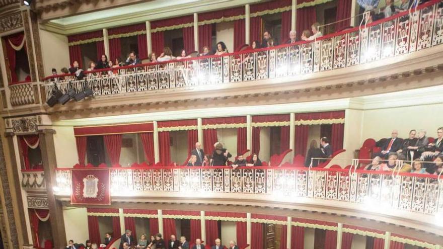 Público asistente en la tarde-noche de ayer a la representación de &quot;La Bohème&quot;.