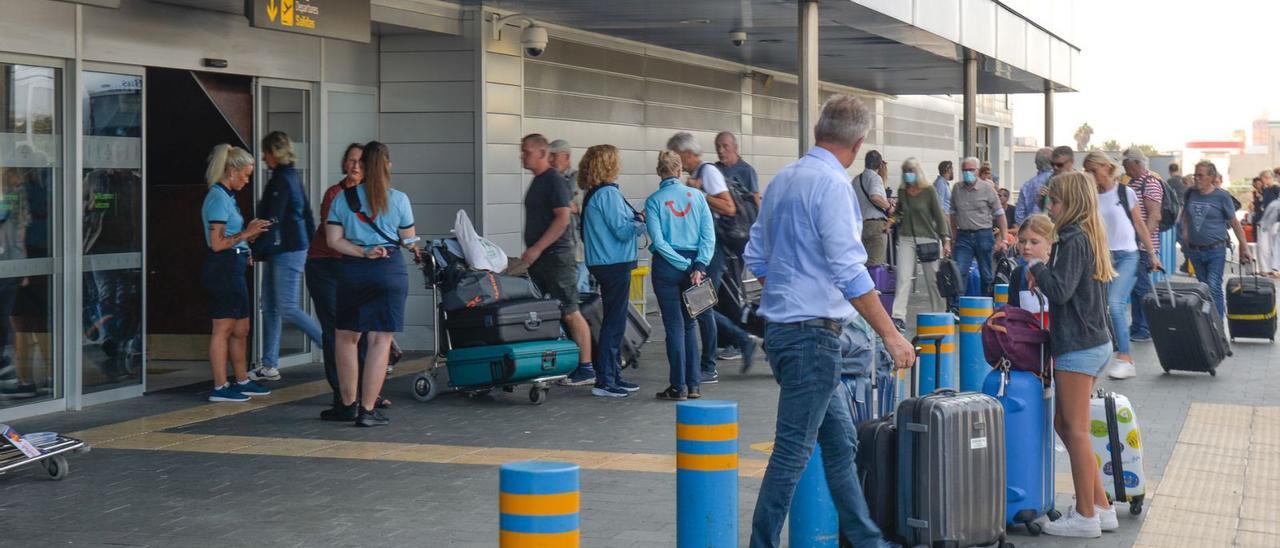 Turistas este sábado a su llegada al Archipiélago.