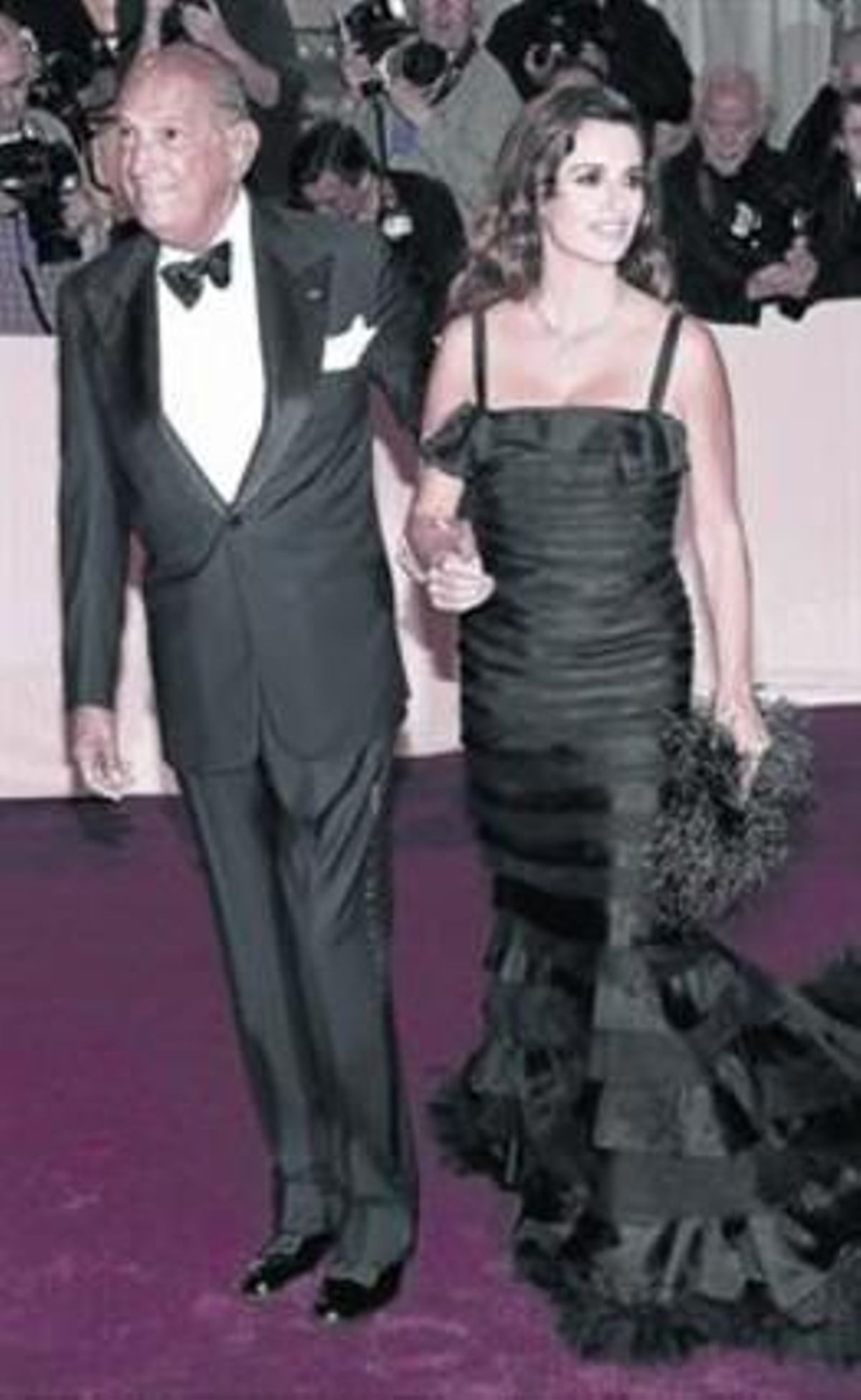 Óscar de la Renta, a l’alfombra vermella del Metropolitan, amb Penélope Cruz, que llueix un disseny seu ( 2011). Óscar de la Renta, a l’alfombra vermella del Metropolitan, amb Penélope Cruz, que llueix un disseny seu ( 2011).