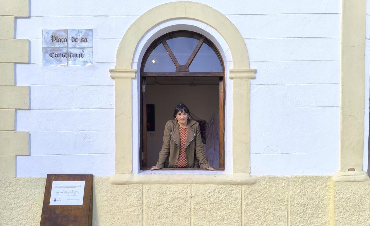 Susana Urkola asomada a una de las ventanas de la sala de exposiciones Ajuntament Vell. | | P.M.V.