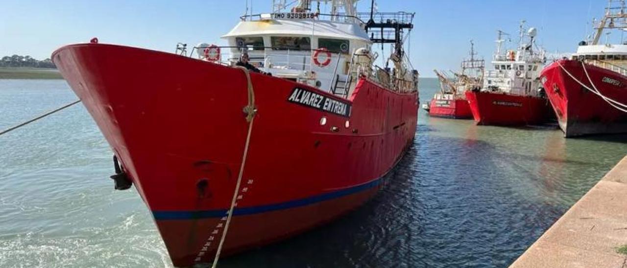 El buque de Conarpesa “Álvarez Entrena I”, durante sus maniobras de amarre en un puerto argentino.