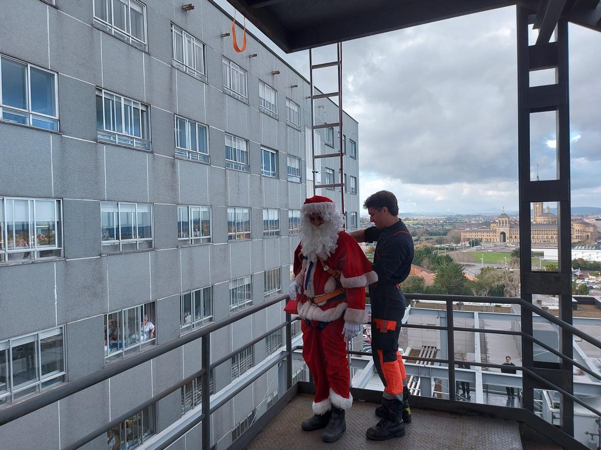 La visita de Papá Noel al Hospital de Cabueñes de Gijón, en imágenes