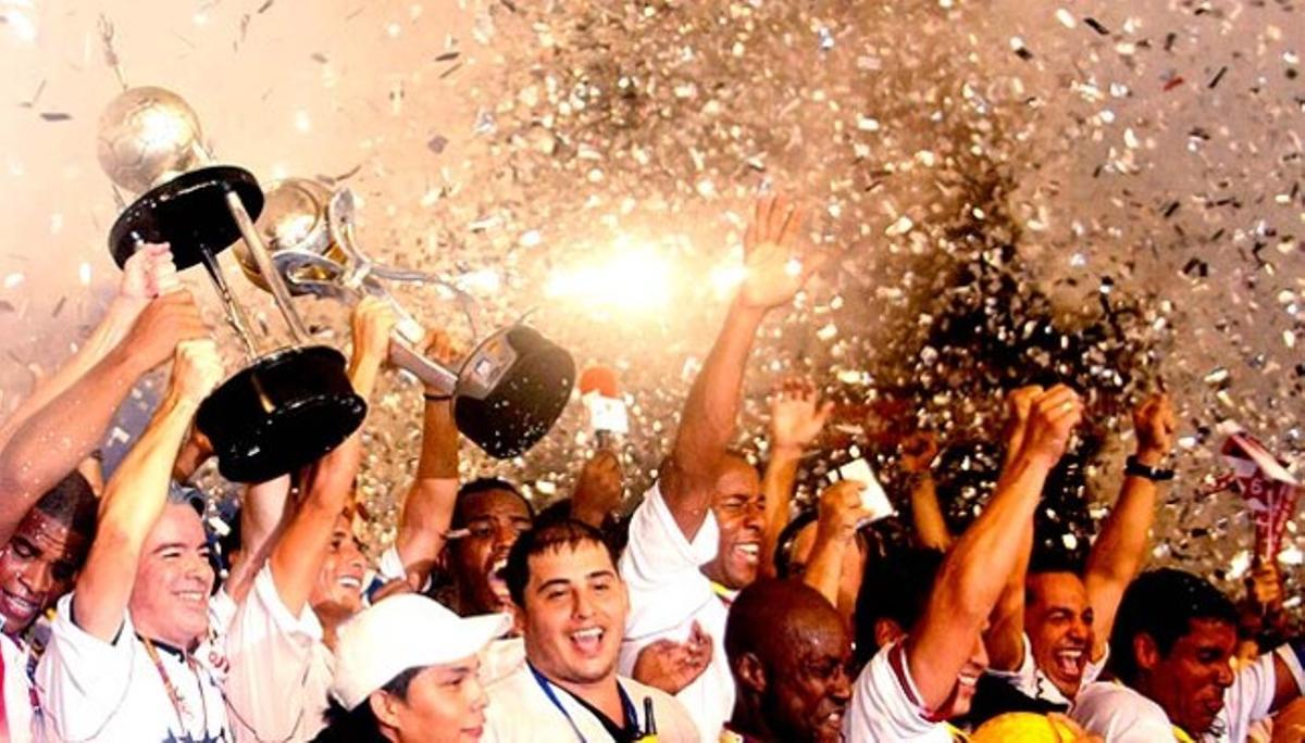 Els jugadors del club Atlético Junior celebren l’obtenció del sisè títol del campionat de futbol colombià en la seva història.