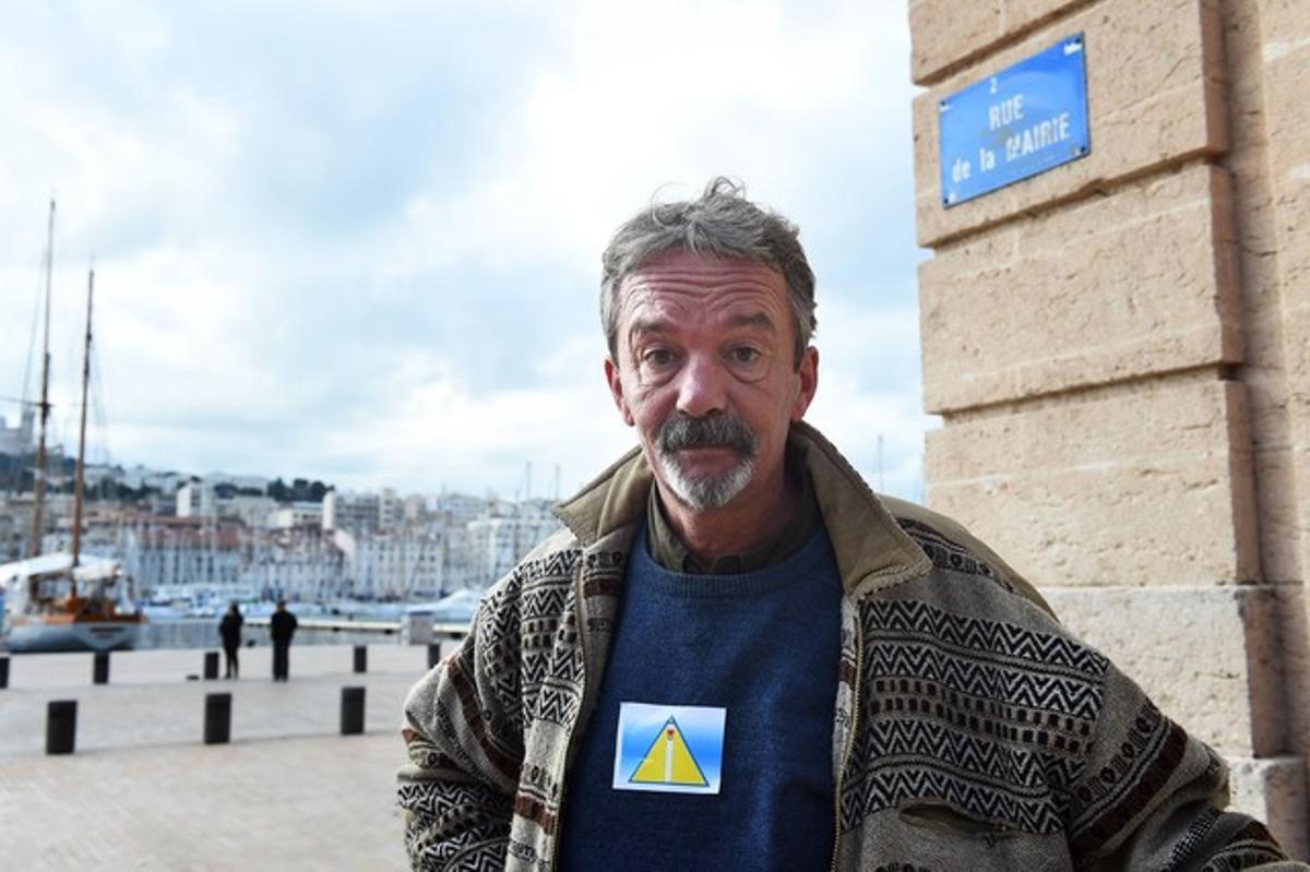 Arnaud, un habitant sense sostre de Marsella, amb el triangle groc facilitat per l’Ajuntament.