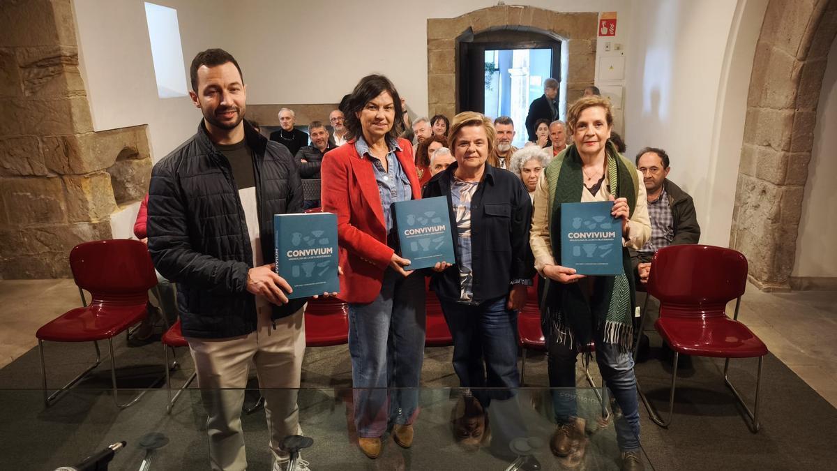 Por la izquierda, Aitor Martínez Valdajos, Montserrat López Moro, Paloma García y Almudena Orejas, en la presentación del catálogo de "Convivium".