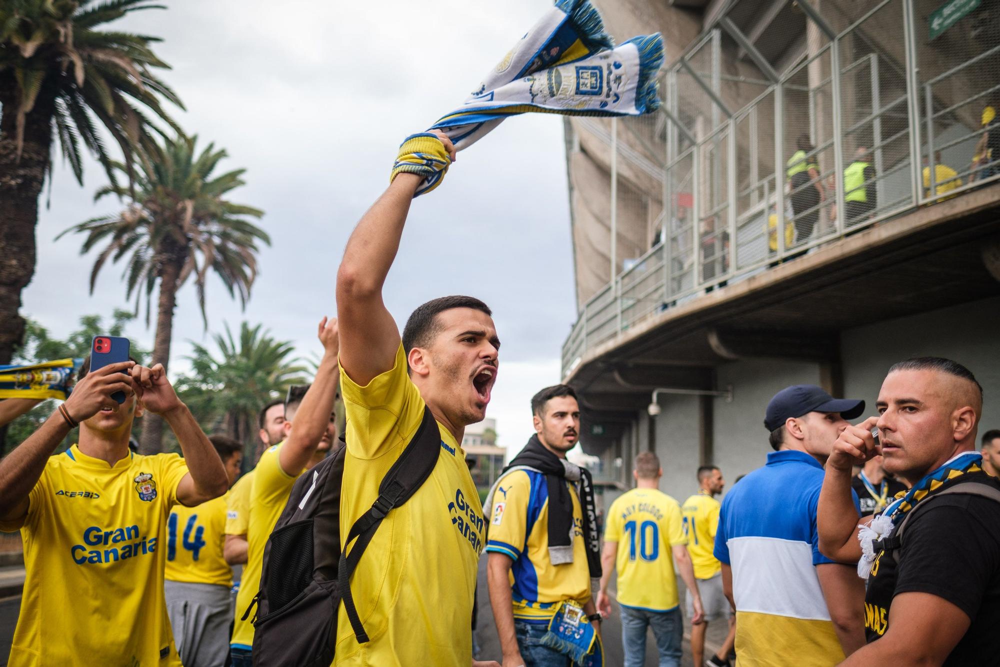 Ambiente e incidentes de la afición de la UD Las Palmas antes de llegar al Heliodoro