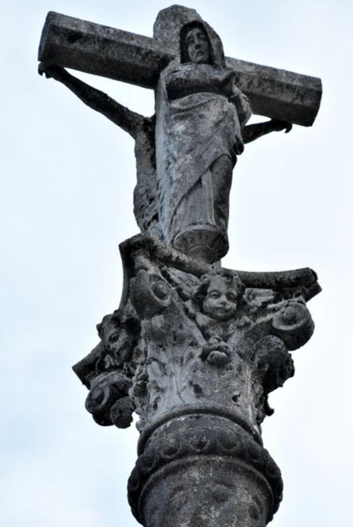 Esculturas situadas no anverso e no reverso das cruces de Vichocuntín e de Quireza.