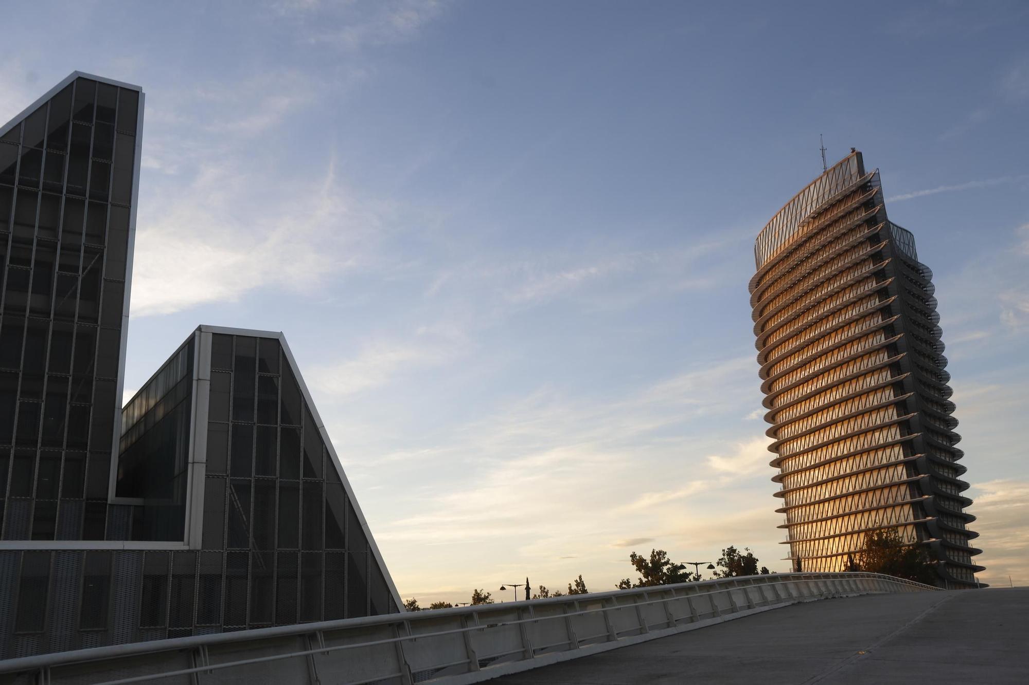 Así están la Torre del Agua y los 'cacahuetes' en desuso de la Expo de Zaragoza