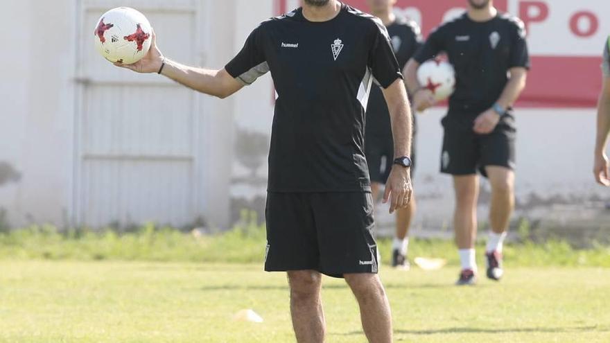 El técnico del Real Murcia, Manolo Herrero, durante un entrenamiento.